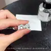 Estilo de Diseño de Nicho Pendiente con Hebilla de Herradura Texturizada Pendientes de Temperamento Simple de Moda Estilo Frío Accesorios de Pendientes Únicos de Lujo Ligero para Mujeres