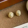 Brincos Minimalistas de Metal Escovado para Mulheres 2025 Novo Design Tendência Brincos de Tarraxa com um Toque de Luxo e Elegância