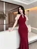 Impresionante y Sexy Vestido Rojo de Cola de Pez con Escote Halter Estilo Francés, Nuevo Estilo Ajustado que Ceñe la Cintura para Mujer