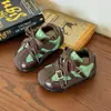 Zapatillas de entrenamiento retro alemanas para bebés y niños pequeños, nueva colección otoño/invierno 2026, zapatos casuales unisex para bebé con bloques de color y doble hebilla, zapatos para caminar con suela blanda