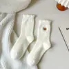 Calcetines de media pantorrilla para mujer, estilo Otoño e Invierno, diseño bordado engrosado, calcetines blancos puros lindos para dormir, calcetines de piso postparto, calcetines cálidos y afelpados con forro polar