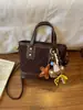Bolso Cubo de Mano de Nicho Estilo Coreano para Mujer Nuevo Otoño/Invierno 2026 Bolso de Hombro Único Bordado con Hilo Acolchado de Diamantes Bolso Cruzado para el Trabajo y los Viajes
