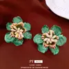 Brincos de Tarraxa Flor de Gotejamento de Óleo em Metal Agulha de Prata, Simples e Fashion, Luxo Leve com Sensação de Alta Qualidade, Brincos Versáteis de Estilo Festivo de Nicho
