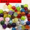 Botones, cuentas y cierres surtidos y coloridos en diseños semitransparentes, disponibles en varios estilos, incluyendo formas redondas e irregulares, para hacer joyería DIY