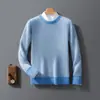 Suéter de lana para hombre de otoño e invierno, cuello redondo, bloques de color, engrosado, capa base, casual de negocios, corte holgado, suéter de punto de cachemira de color contrastante