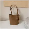 Bolsa de Mano Tejida Shuai Mijia para Mujer 2026 Nuevo Bolso Cubo de Verano Alta Apariencia Temperamento de Nicho Bolso de Hombro Simple