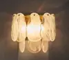 Candelabro romántico estilo francés, ambiente de lujo discreto, iluminación vintage de mediados de siglo, luz principal retro de cristal para vestíbulo y sala de estar de villa