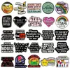 Broche Geométrico Criativo Fundo Preto Texto Branco Personalidade Esmalte Liga Combinado de Insígnia com Frase em Inglês Acessório de Fixação para Roupas