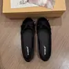 Novos sapatos femininos rasos de verão com bico redondo e laço, superfície de seda requintada e delicada 2026 sapatilhas, sapatos de festa, sapatos baixos