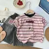 Camiseta infantil listrada de manga curta, verão, fina, estilo coreano, moderna, legal, para menino, estilosa, respirável, casual, versátil, top