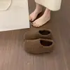 Zapatos peludos versátiles tipo slip-on de estilo coreano para mujer, adecuados para usar al aire libre en otoño e invierno, con forro polar añadido, diseño de cobertura total y una suela cálida con forro de algodón