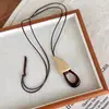 Collar geométrico de madera marrón minimalista, colgante artístico de cuentas de madera tejidas con ratán, cadena para suéter, gargantilla de bellota