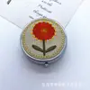 Caja de Pastillas Metálica Redonda de Tres Compartimentos Bordada con Planta y Flor Caja Portátil Fragante y Caja de Joyería con Calcomanía de Viento