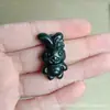 Directo de fábrica Jade de tinta natural de Xinjiang colgante de dibujos animados doce signos del zodíaco Rey de la Medicina talla en piedra colgante pequeño boutique venta al por mayor