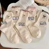 Calcetines de otoño e invierno para mujer con lunares, bordes rizados, absorbentes de sudor, lindos, versátiles, diseño de encaje y lazo, calcetines de media pantorrilla fábrica