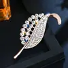 Broche de Folha Exquisito Estilo Coreano Alta Qualidade Temperamento Feminino Corsage Cravejado com Diamantes Pin com Senso de Design de Nicho Acessórios para Terno Versátil