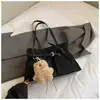 Bolso de Mano para Commuter 2025 Invierno Nuevo Moda Coreana Debajo del Brazo Gran Capacidad Hebilla de Cinturón Personalizada Bolso Tote para Mujer