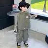 Conjunto de Otoño Estilo Coreano para Niños, Elegante Chaleco Chaqueta Nuevo Modelo 2026 Conjunto de Tres Piezas Ropa de Trabajo, Ropa de Moda para Niños Pequeños