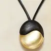 Nuevo Collar Vintage Simple de Cordón de Cuero Cepillado Plateado con Incrustaciones de Madera de Ébano y Nácar, Cadena para Suéter de Lujo Ligero de Nicho