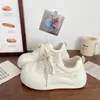 Tênis brancos de sola grossa cor branco leitoso para meninas, fofos e descolados, novos mocassins estudantis de nicho para primavera e outono de 2026, tênis esportivos