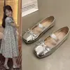 Zapatos de Piel para Niñas 2026 Nuevos Zapatos Mary Jane Bajos de Primavera y Otoño para Niños con Lazo Suela Suave Zapatos Plateados de Princesa