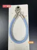 Nova pulseira de couro triangular com fivela dupla para celular, acessório universal, pulseira simples com fivela dupla, corrente de suspensão anti-queda