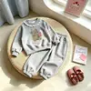 Conjunto de outono para meninas 2026 novo estilo infantil super fofo desenho animado renda moletom outono moderno casual conjunto de duas peças