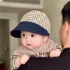 Chapéu de bebê xadrez estilo coreano para primavera e outono, chapéu de pescador versátil com proteção solar e à prova de vento para meninos e meninas, chapéu bucket infantil
