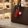 Llavero con caja creativa de cuero PU para guardar labiales, con espejo de maquillaje en forma de corazón y colgante de cubierta protectora para labiales, para Amazon transfronterizo