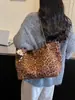 Bolsa Casual Grande Capacidade Estampa de Leopardo Feminina 2026 Nova Retrô Simples de Ombro de Mão Bolsa Tote Moda para o Dia a Dia