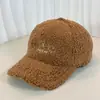 2024 otoño e invierno nuevo gorro de béisbol coreano simple para combinar con todo de lana de cordero con letra bordada cara pequeña para niños