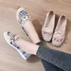 Sapatos de Pano Velho Pequim Femininos Verão Solado Macio Casuais Sapatos de Mãe Sandálias Respiráveis Vazadas para Meia-Idade e Idosos Sapatos de Vovó Dropshipping