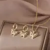 Brincos Colar Pingente Borboleta Luxuosos Estilo Europeu e Americano Conjunto de Três Peças Conjunto de Joias de Casamento de Alta Qualidade para Mulheres