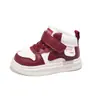 Tênis infantil de cano alto estilo coreano, novo estilo primavera 2026, sapatos esportivos casuais antiderrapantes para meninos e meninas.