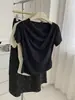 Elegante camiseta ajustada de punto con hombros descubiertos y pliegues para mujer, versión coreana, adelgazante y versátil, estilo puro y seductor, top de una manga corta para verano