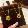El Mismo Estilo que el Collar de Flor de Cuatro Hojas Hueca con Hielo Triturado Color Oro Arena de la Tienda Gold de Puzuo para Mujer, una Cadena de Clavícula Deslumbrante de Gama Alta de Nicho