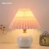 Lámpara de noche de estilo nórdico para dormitorio, luz roja de red, cálida luz nocturna para niña, lámpara de mesa plisada de cerámica de alta gama