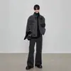 2026 Primavera/Otoño Pesada Desgastada Lavada Patchwork Multibolsillos Estilo Motero Cuello Alto Silueta Corta Chaqueta de Mezclilla Marca de Tendencia