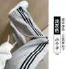 Calça de moletom feminina cinza, novo estilo outono/inverno 2026, casual, corte solto, perna afunilada, três listras, forro interno de fleece, estilo americano