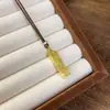 Pingente de Barra de Ouro Pequena Gelo Triturado Quadrado da Sorte Colar Feminino Estilo Old Money Design Pesado Corrente de Clavícula com Corda Trançada para Casal