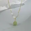 Colar de pérolas imitação de jade Hetian de duas fases, tubo curvo, design de nicho feminino, corrente de clavícula retrô simples de alta qualidade para outono e inverno