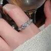 Anillo abierto floral geométrico superbrillante con incrustaciones de diamantes, anillo de dedo índice exquisito de nicho de alta gama, joyería minimalista de lujo ligero para mujer