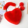 Nuevo bolso de cadena de felpa con forma de corazón para otoño e invierno, popular entre las celebridades de internet, bolso de mano versátil con accesorios de doble pompón