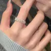 Conjunto de anéis estilo coreano, design de nicho, com delicados detalhes em zircônia cúbica, perfeito para usar em camadas, exalando uma vibe suave e elegante, ideal para o uso diário.