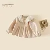 Ropa para niños Mengjia Ban, nuevo abrigo de otoño 2026 para niñas, top elegante estilo coreano con cuello de muñeca, chaqueta de algodón puro