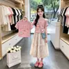 Conjunto de dos piezas de camiseta de manga corta con estampado de letras coloridas de moda para niños mayores, falda fina de verano con estampado floral dulce y lindo