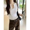 Playera de Manga Corta con Cuello en V para Mujer Verano 2025 Nuevo Diseño Coreano Sentido del Diseño Elegante Slim Gris Top Hombro Derecho