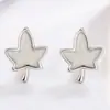 Agita el sonido de los nuevos pendientes de arce blanco para mujer estilo ins viento frío estilo coreano temperamento aretes pequeños para orejas joyería para el oído venta al por mayor