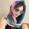 Bufanda grande de seda con bloques de color artísticos, adecuada para vacaciones y viajes, se puede usar como chal, pañuelo para la cabeza o bufanda decorativa multipropósito