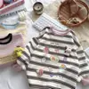 Camiseta básica de otoño a rayas estampadas para bebé niña 2026 nuevo estilo para niña pequeña de algodón antiarrugas top de moda top de celebridad de internet